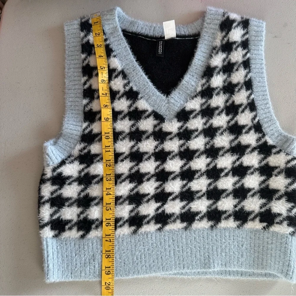 H&M Black and White Houndstooth V-Neck Sweater